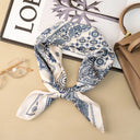 The Scarf Edit – Seidentücher in Blau, Leo & Gold