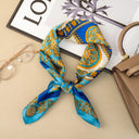 The Scarf Edit – Seidentücher in Blau, Leo & Gold