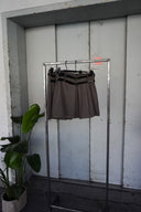 Blair — Braun karierter Minirock mit Doppelgürtel