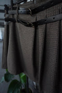 Blair — Braun karierter Minirock mit Doppelgürtel