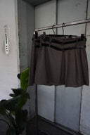 Blair — Braun karierter Minirock mit Doppelgürtel