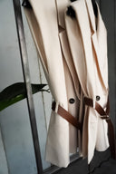 Leona — Beige Blazer-Weste mit Gürtel