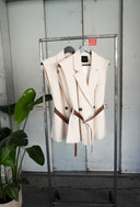 Leona — Beige Blazer-Weste mit Gürtel