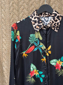 Alina – Satinbluse mit Leo- & Tropenprint