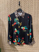 Alina – Satinbluse mit Leo- & Tropenprint